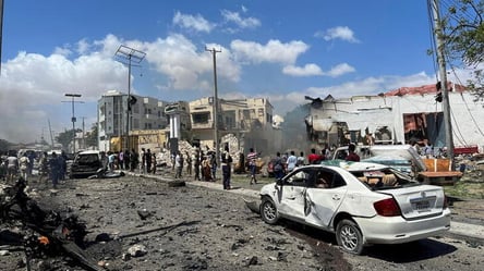 В столице Сомали взрыв разнес дома и автомобили, есть раненые и погибшие. Фото - 285x160