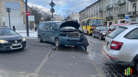 У Львові зупинився рух транспорту на одній із вулиць: в чому причина. Фото - 285x160