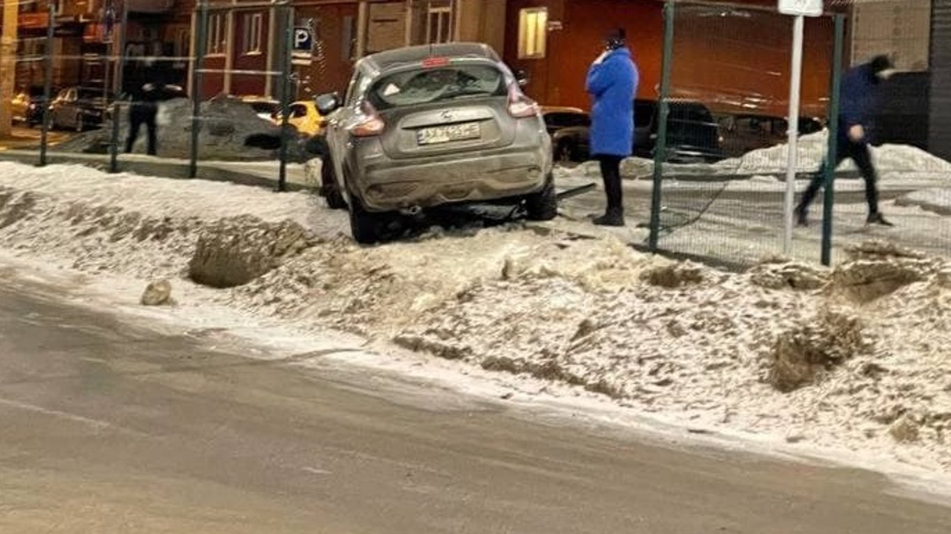 В Харькове автомобиль вылетел с дороги на проспекте Победы