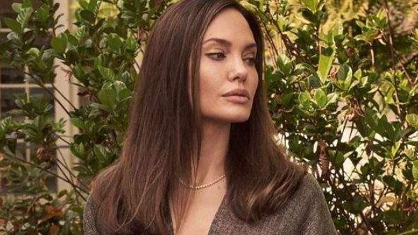 Анджелина Джоли в стильных джинсах и пальто сходила на шоппинг - редкие фото