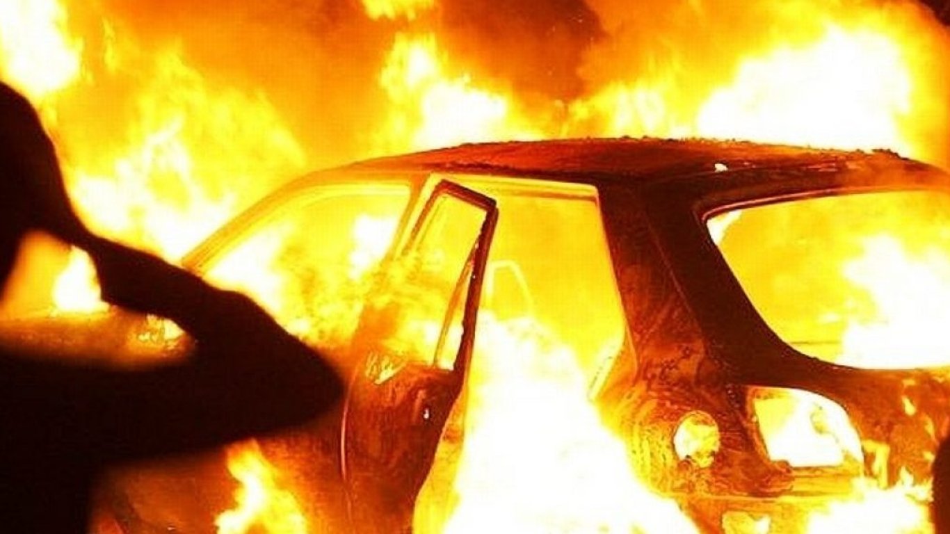 Пожар в Киеве - машина загорелась прямо во дворе новостроя