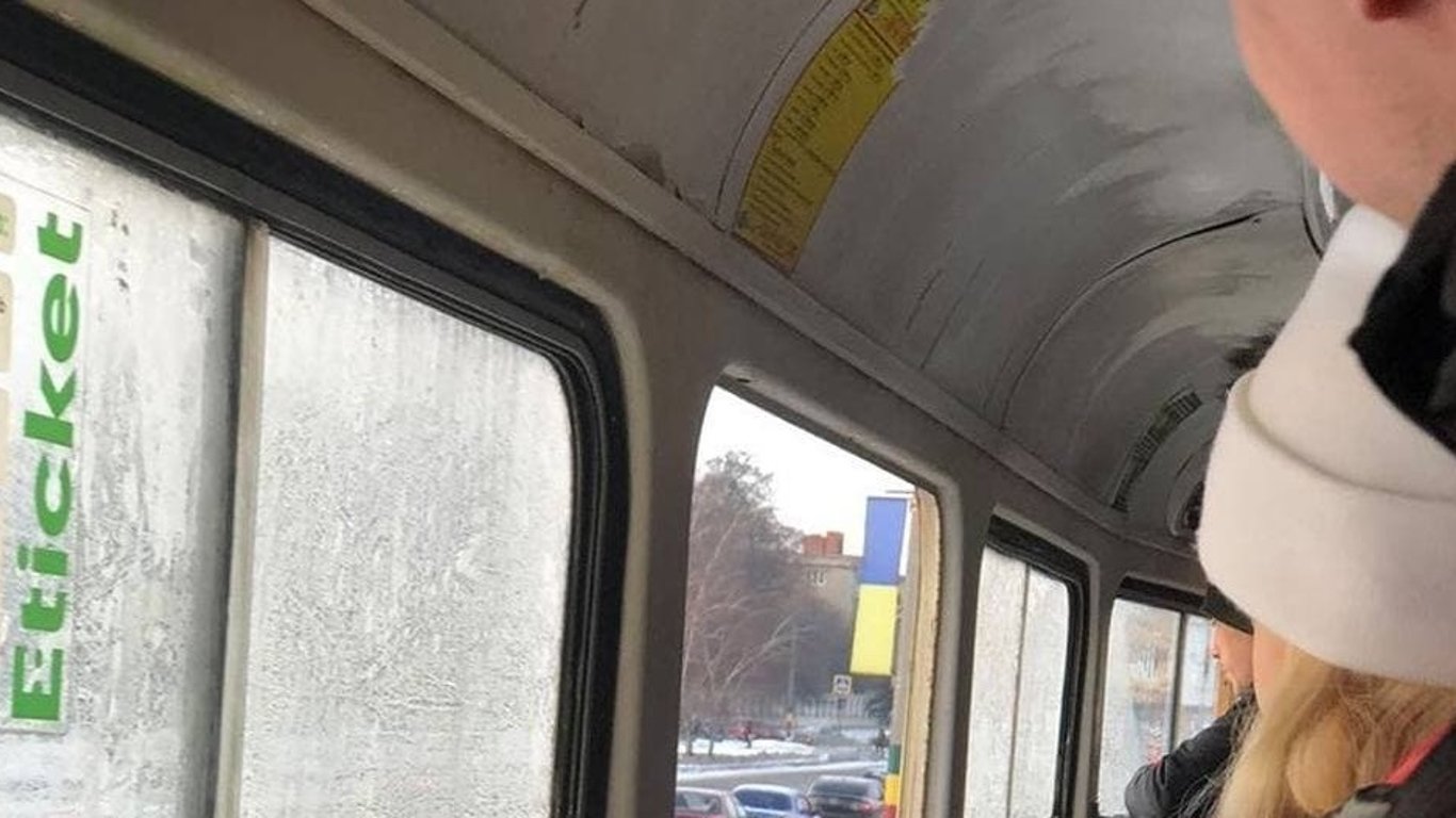 У Харківському трамваї під час руху випало вікно