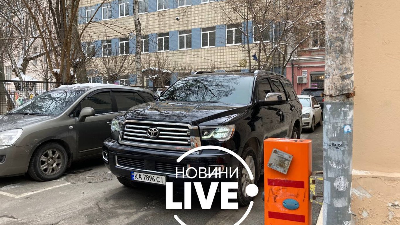 Парковка Київ - Кличко порушив ПДР у центрі столиці - фото