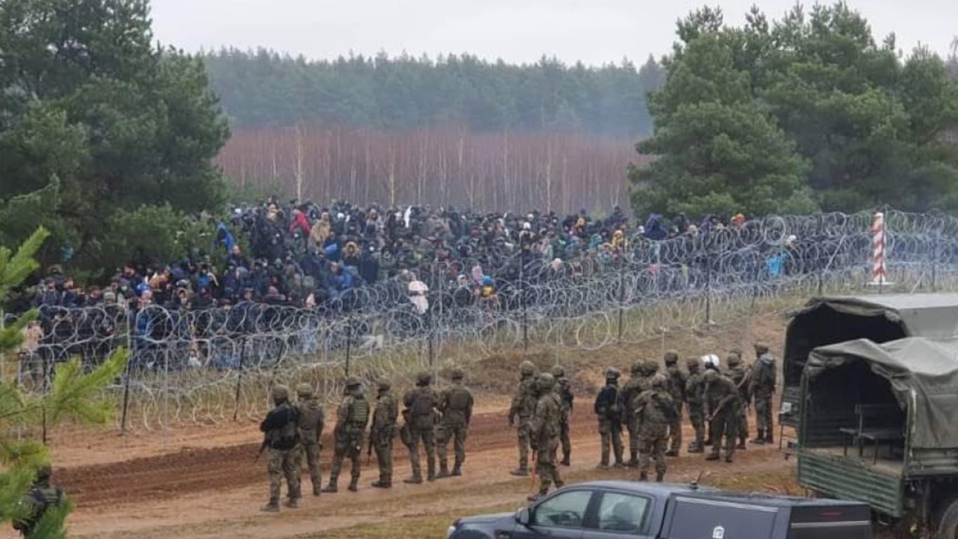 Данілов назвав мігрантів біля кордонів Білорусі біологічною зброєю