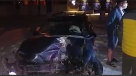П'яний водій зніс поліцейських та врізався в дерево під Києвом. Відео - 285x160