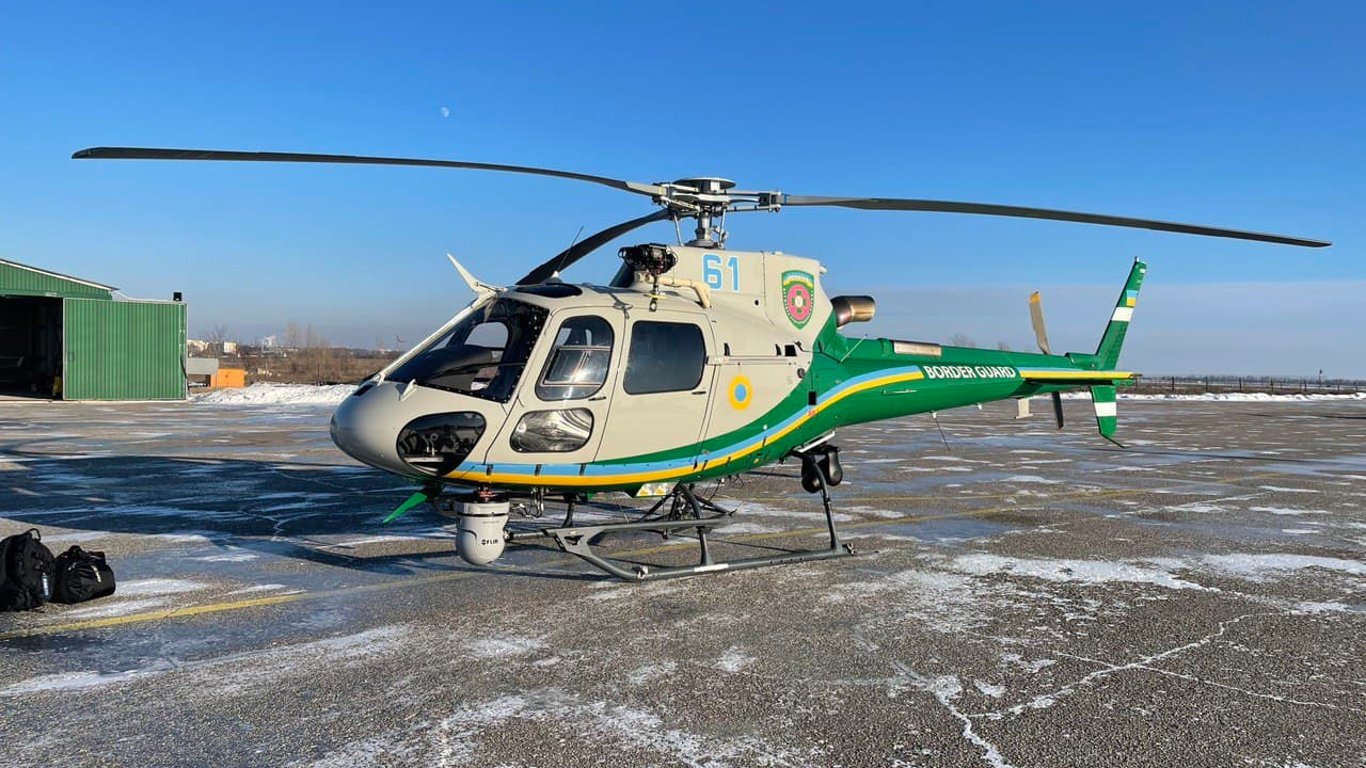 Два французских вертолета приземлились в аэропорту Харькова. Видео