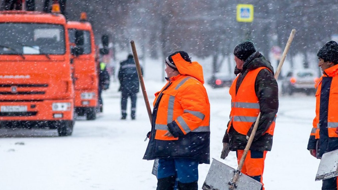 Ремонт дорог в Киеве - коммунальщики укладывали асфальт во время метели - видео