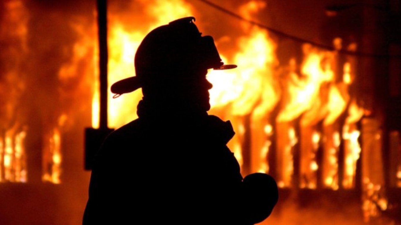 Пожар в Жулянах - полыхает частный дом - видео