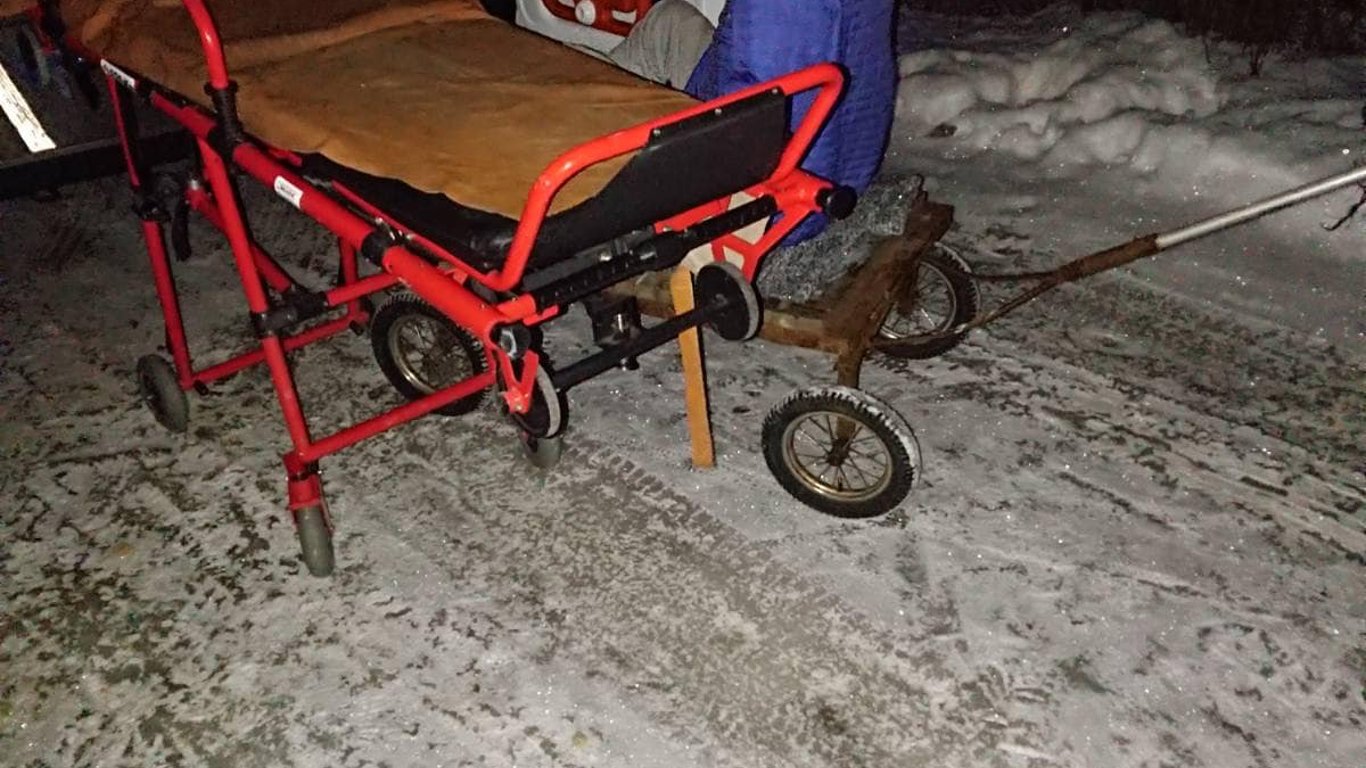 На Харьковщине врачам скорой пришлось на тележке тянуть пациента в больницу