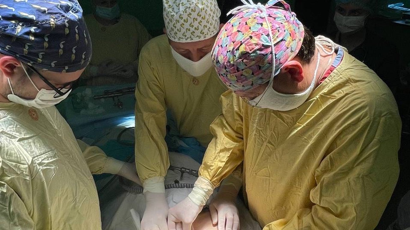 Во Львове прооперировали подростка с деформированной грудной клеткой-фото
