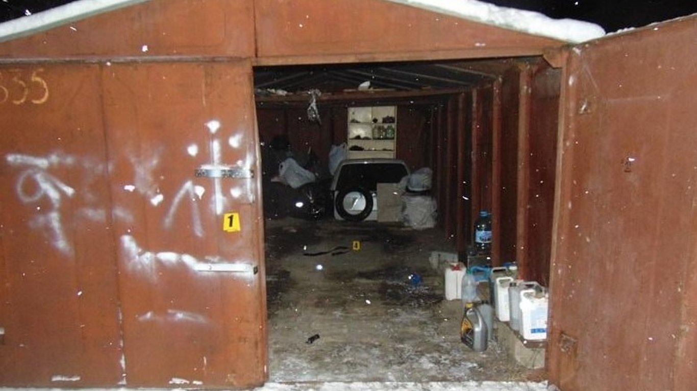 Нападение в Киеве - злодеи напали на мужчину и закрыли в гараже - фото