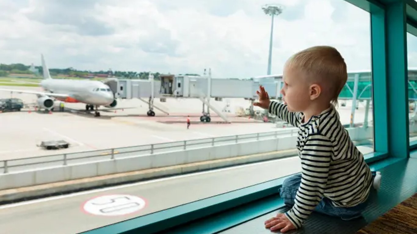 Что нельзя делать, путешествуя в самолете с детьми