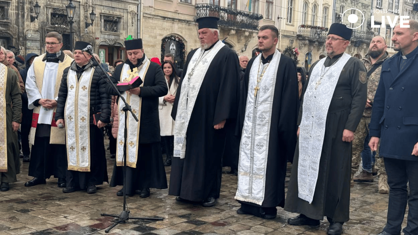Крещение во Львове: традиционное освящение воды возле Ратуши