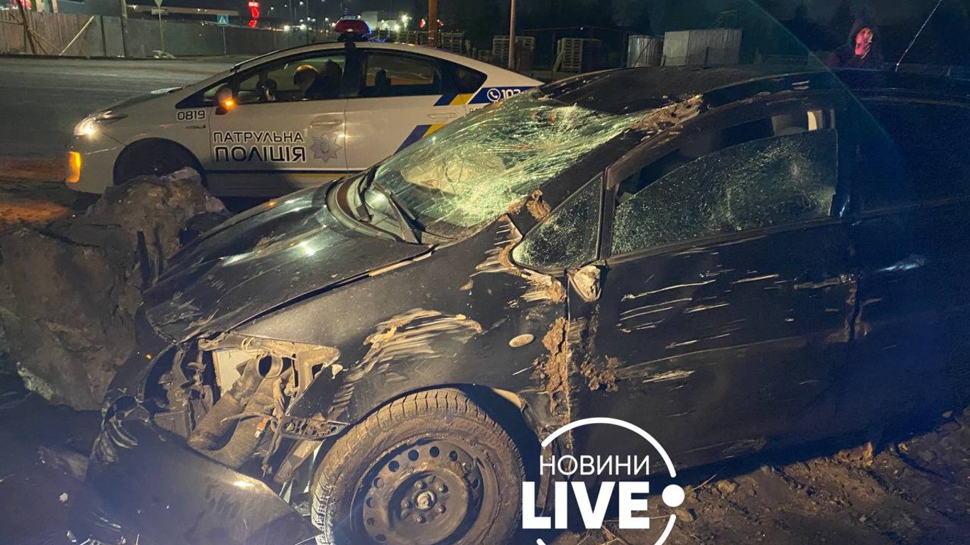 ДТП в Киеве - столкнулось три автомобиля и трактор
