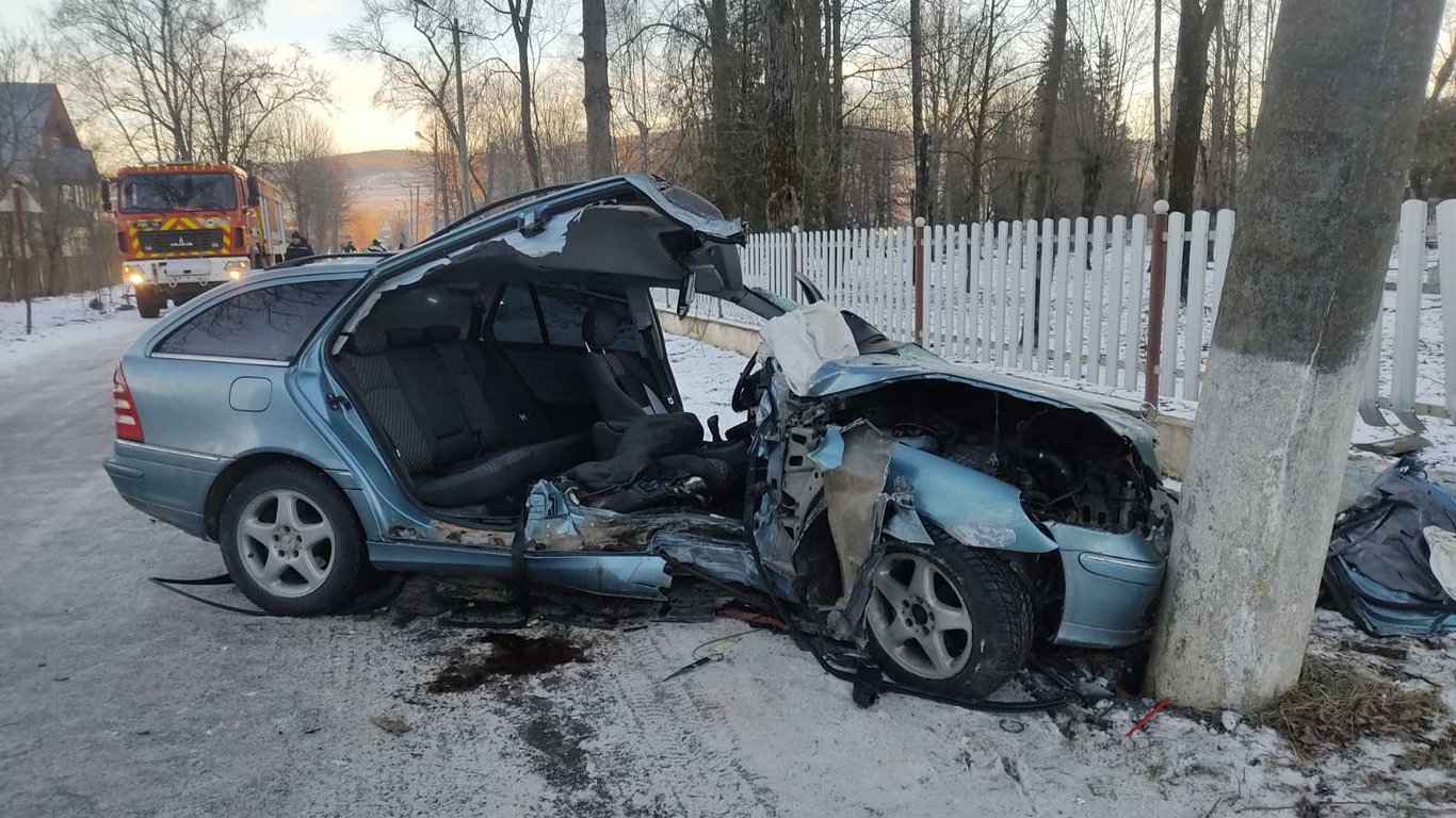 Авария на Львовщине - машина врезалась в электроопору - фото
