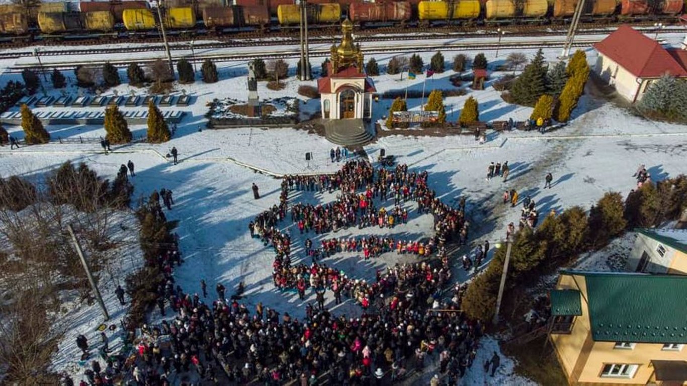 Рекорд Украины на Львовщине - 406 свирельщиков заиграли колядку - фото