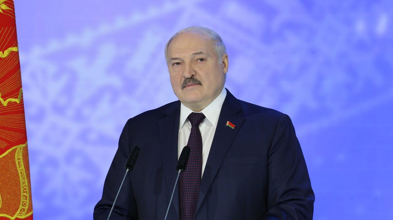Лукашенко заявил, что Украина наращивает вооружение вблизи Беларуси