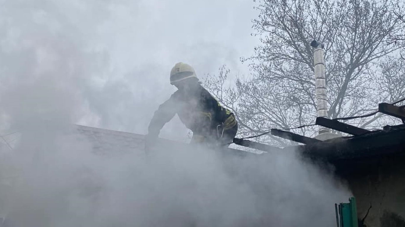 В Одессе горела захламленная хламом квартира
