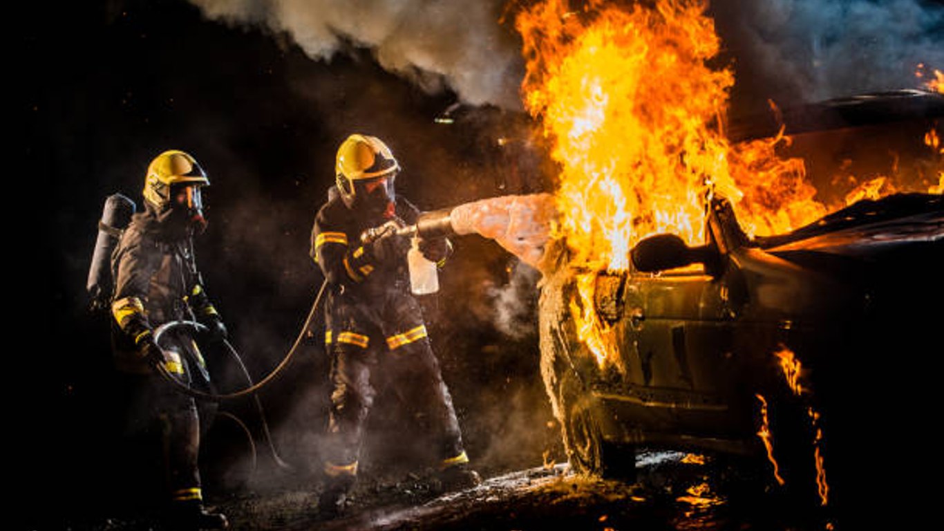 В Харькове ночью горели автомобили вблизи автомойки