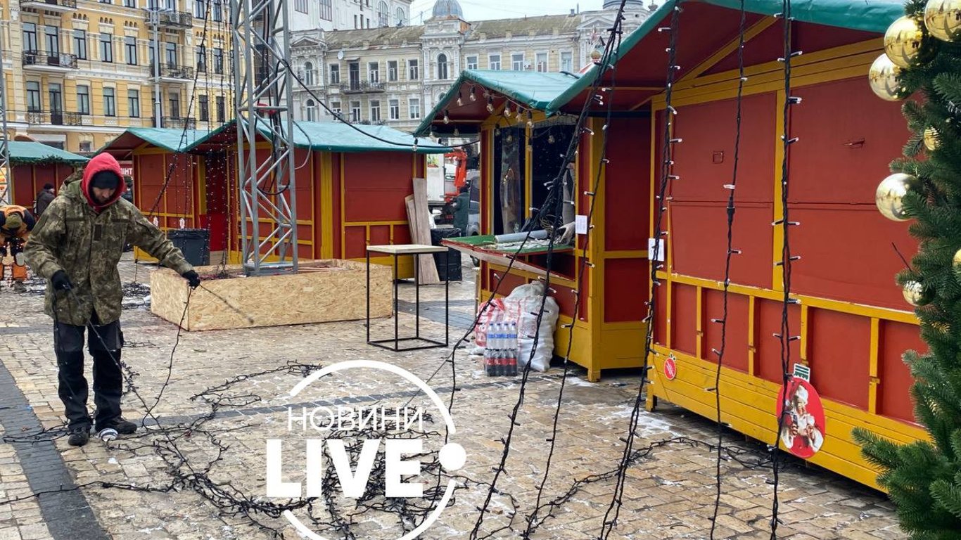 Головна ялинка країни - у Києві почали демонтувати ялинку на Софійській площі