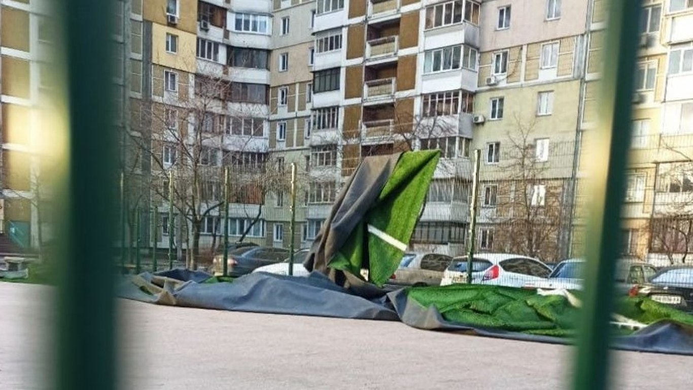 Ураган в Киеве - сильный ветер снес покрытие спортивной площадки - фото