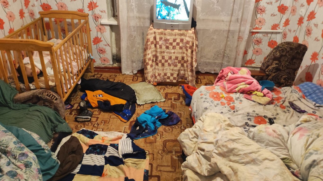 В Харьковской области полиция изъяла четырех детей у матери, которая держала их без еды и в холоде