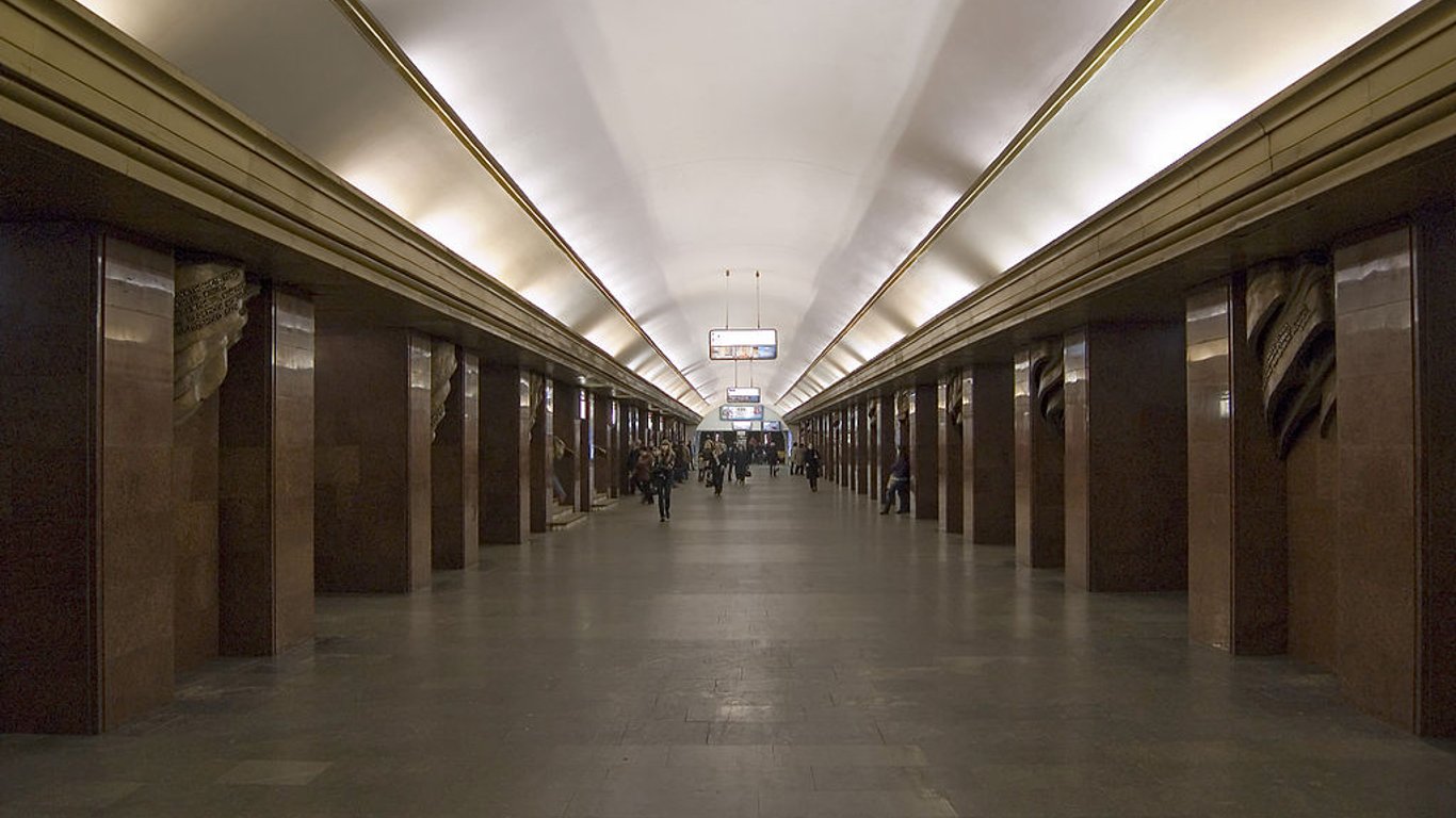 В Киеве заминировали третью за вечер станцию метро