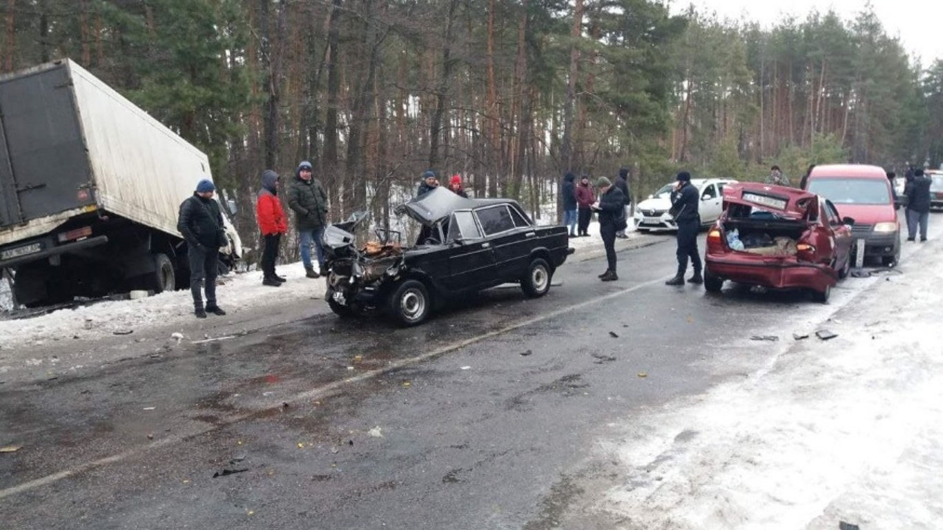 В сети появилось видео момента аварии пяти машин под Харьковом