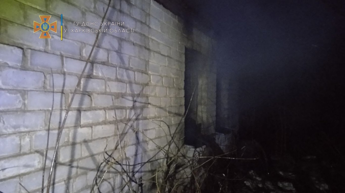 Спасатели обнаружили тело женщины в сгоревшем доме на Харьковщине