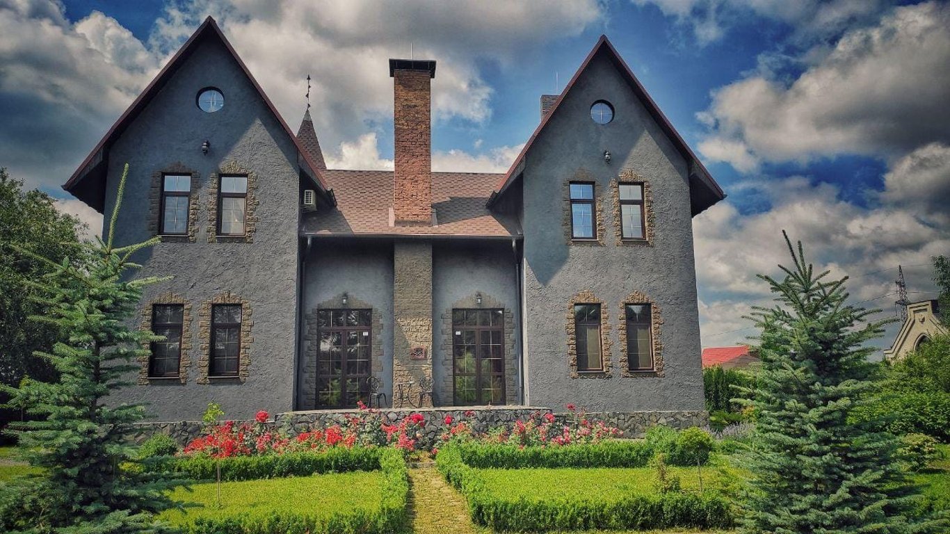 Пожить как средневековый лорд за миллион долларов: под Киевом продают готический замок