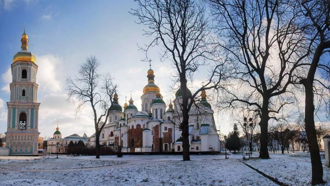 Ураган в Киеве - сильный ветер снес огромный крест с купола собора Святой Софии