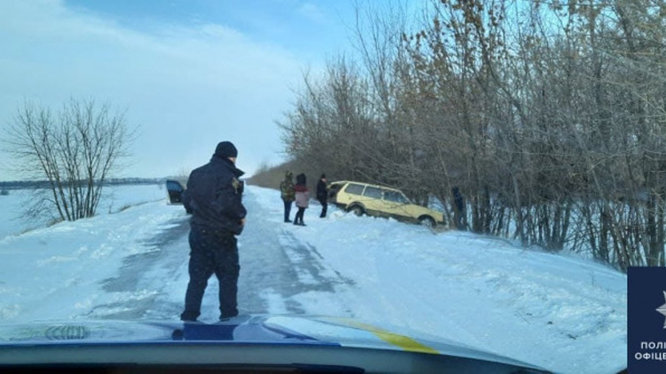 На Харьковщине водитель вылетел в кювет при полицейских