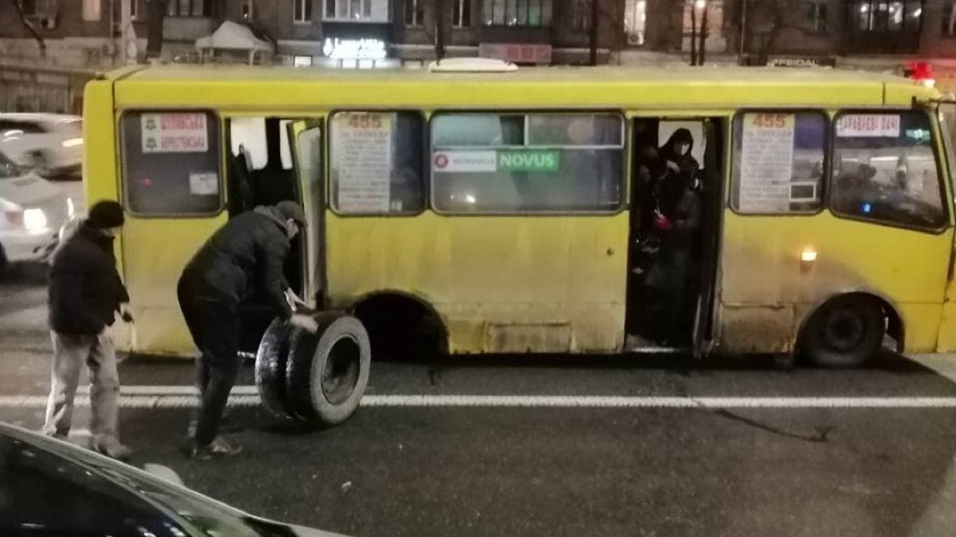 У маршрутки на ходу отвалилось колесо на Шулявке - Новости Киева