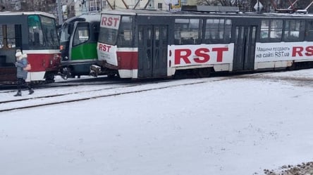 Три трамваї зіткнулися в Харкові. Відео з місця ДТП - 285x160