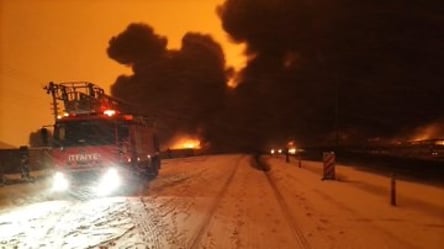 У Туреччині вибухнув іракський нафтопровід: вогонь перекинувся на автотрасу. Видовищні відео - 285x160