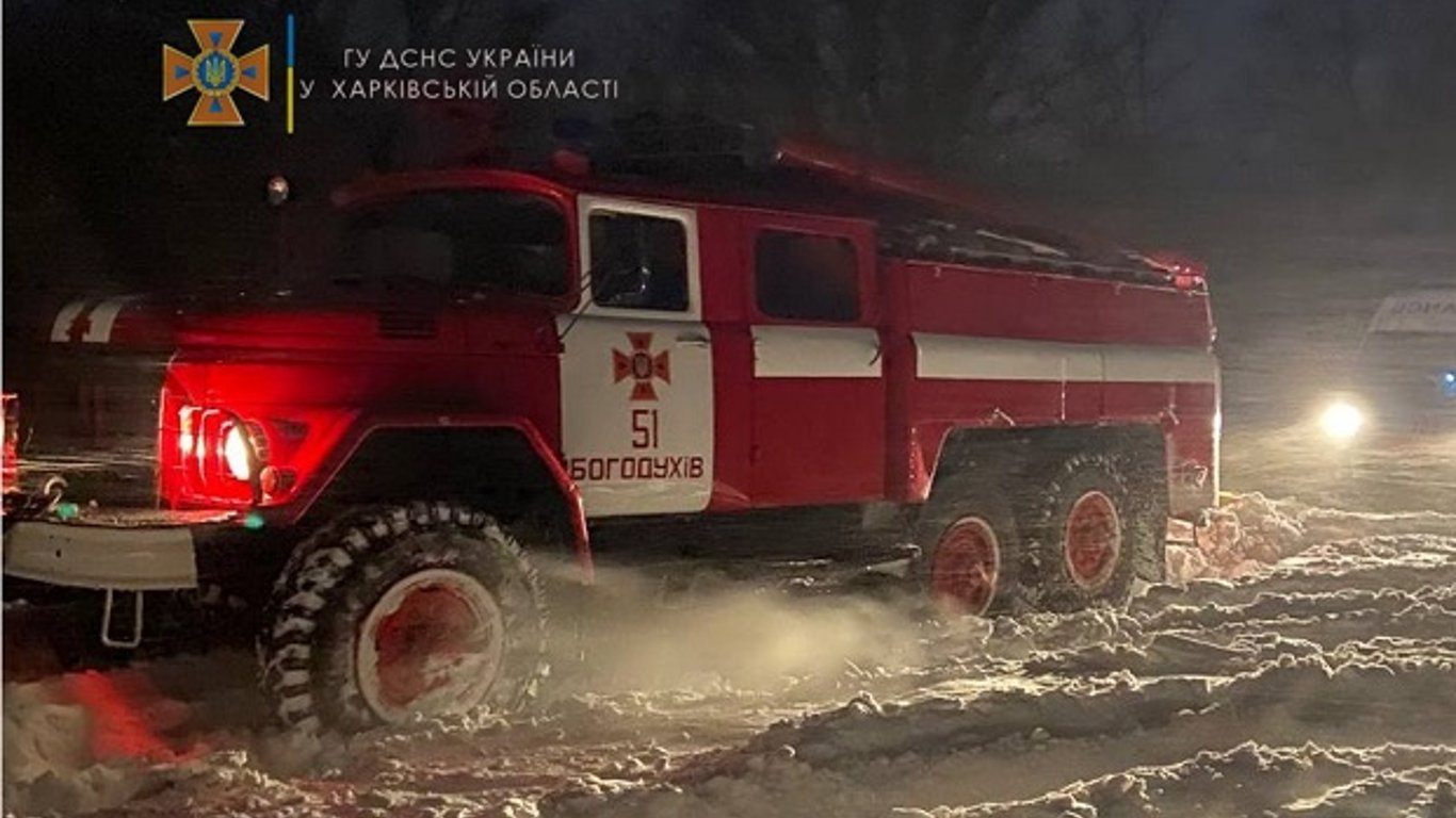 На Харьковщине в снежном плену оказались грузовик с кислородом, скорая и автобус