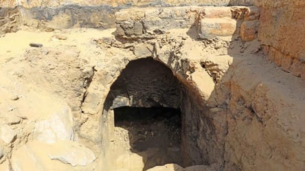 В Єгипті знайшли незвичайну гробницю із 20 муміями. Фото - 285x160