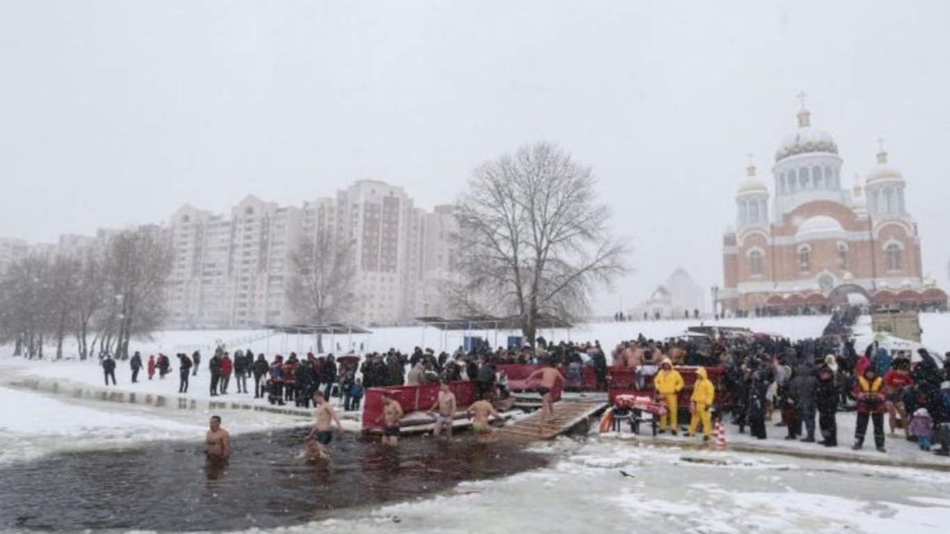 Крещение в Киеве - мужчины не поделили прорубь и подрались