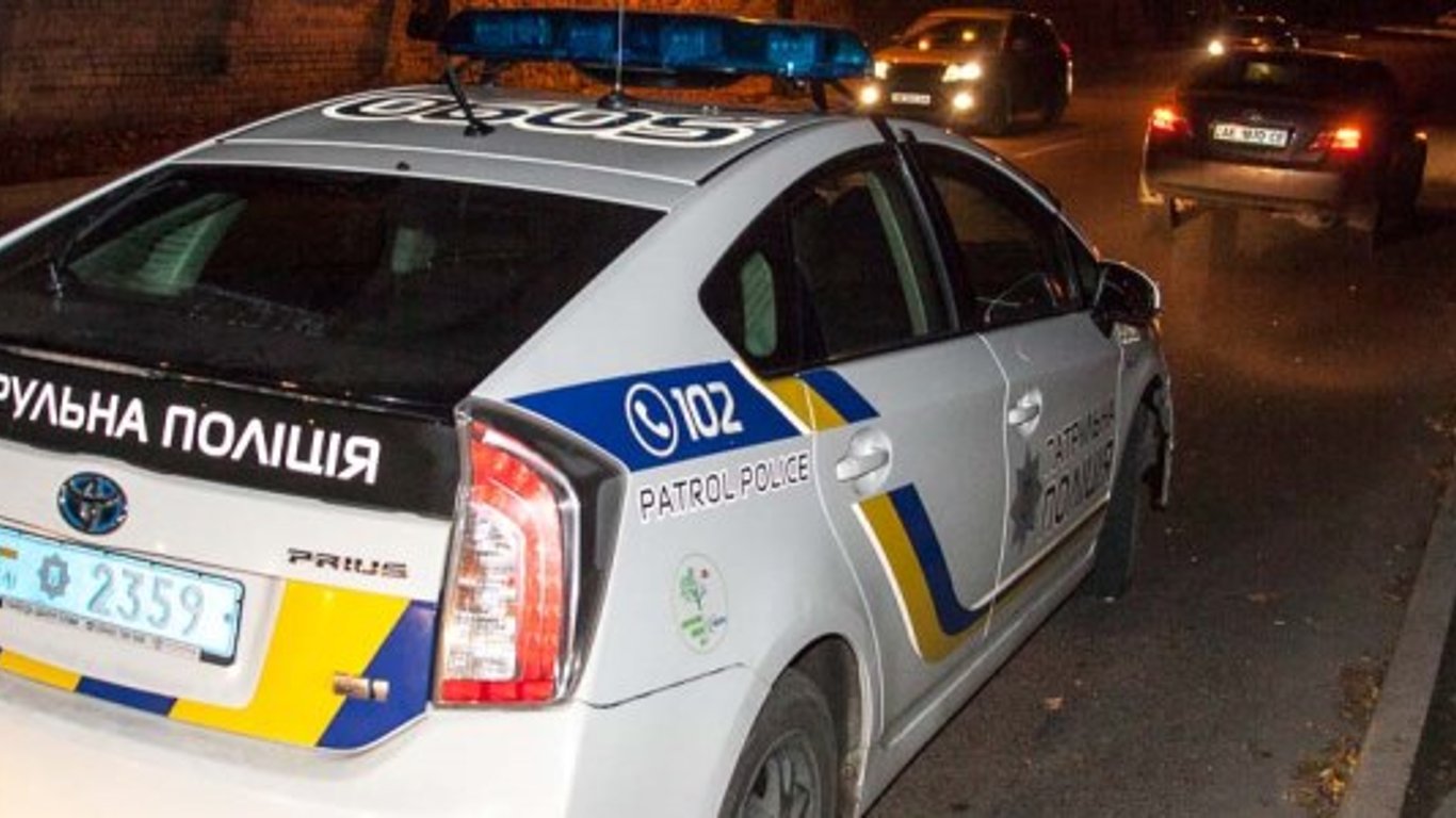 Грузовик снес водителя, который выполнял требование полицейских под Киевом