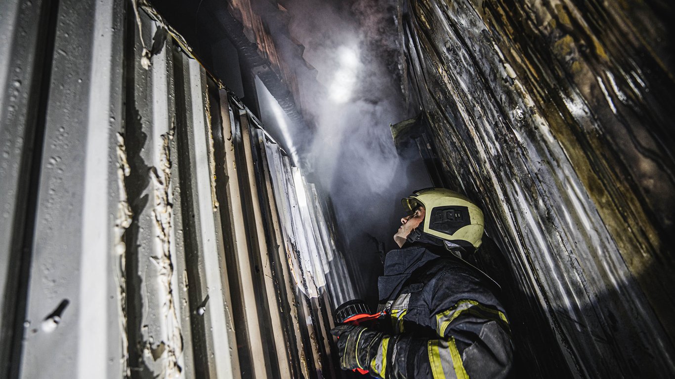 Пожежа в Києві - на Видубичах спалахнув ангар