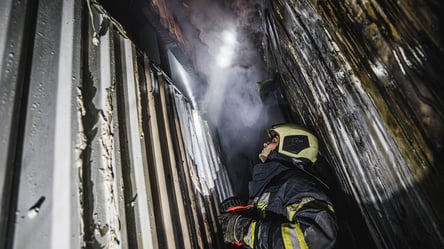 Пожар в Киеве: на Выдубичах вспыхнул ангар. Фото - 285x160