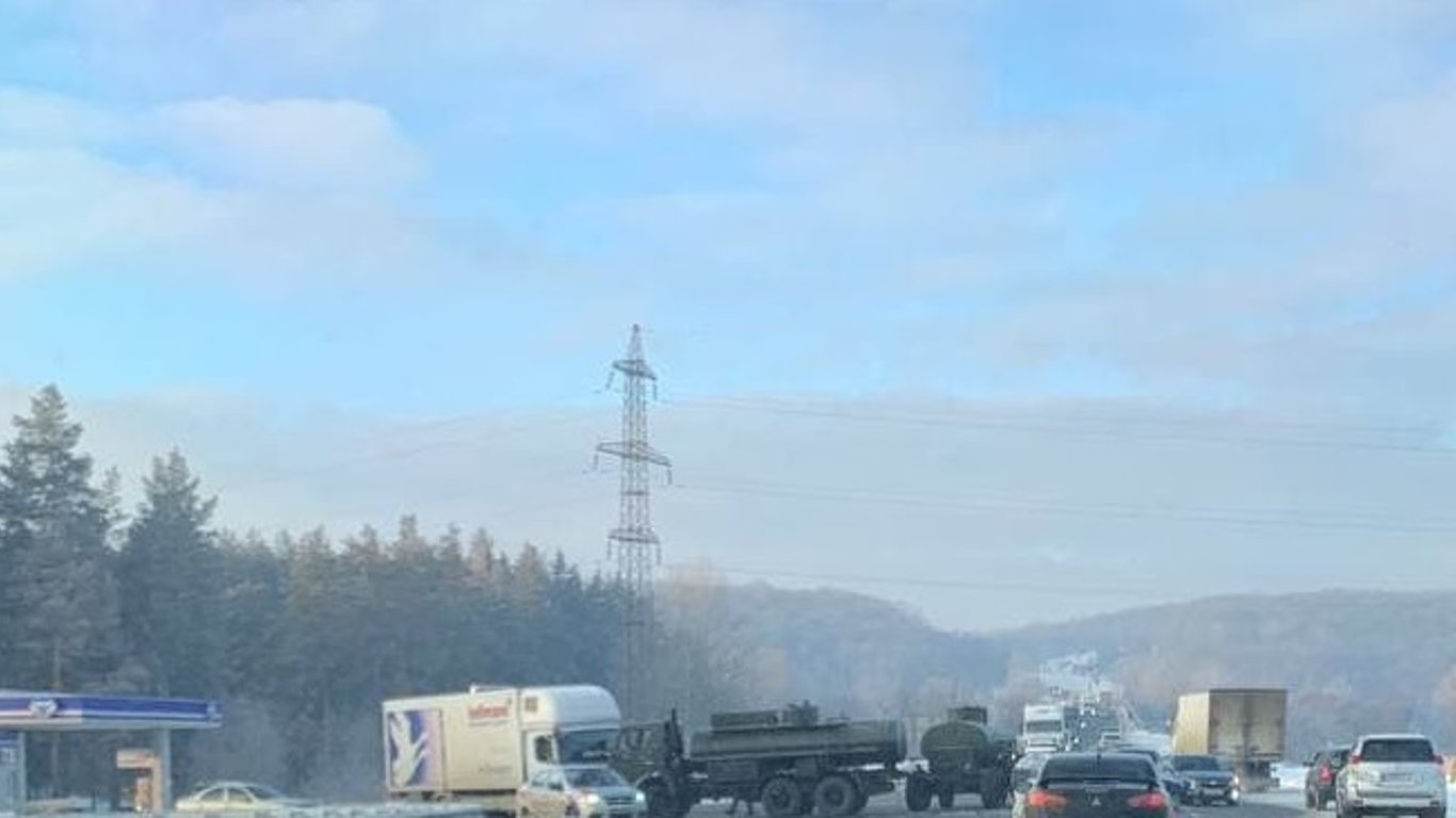 В Харькове военный бензовоз попал в аварию