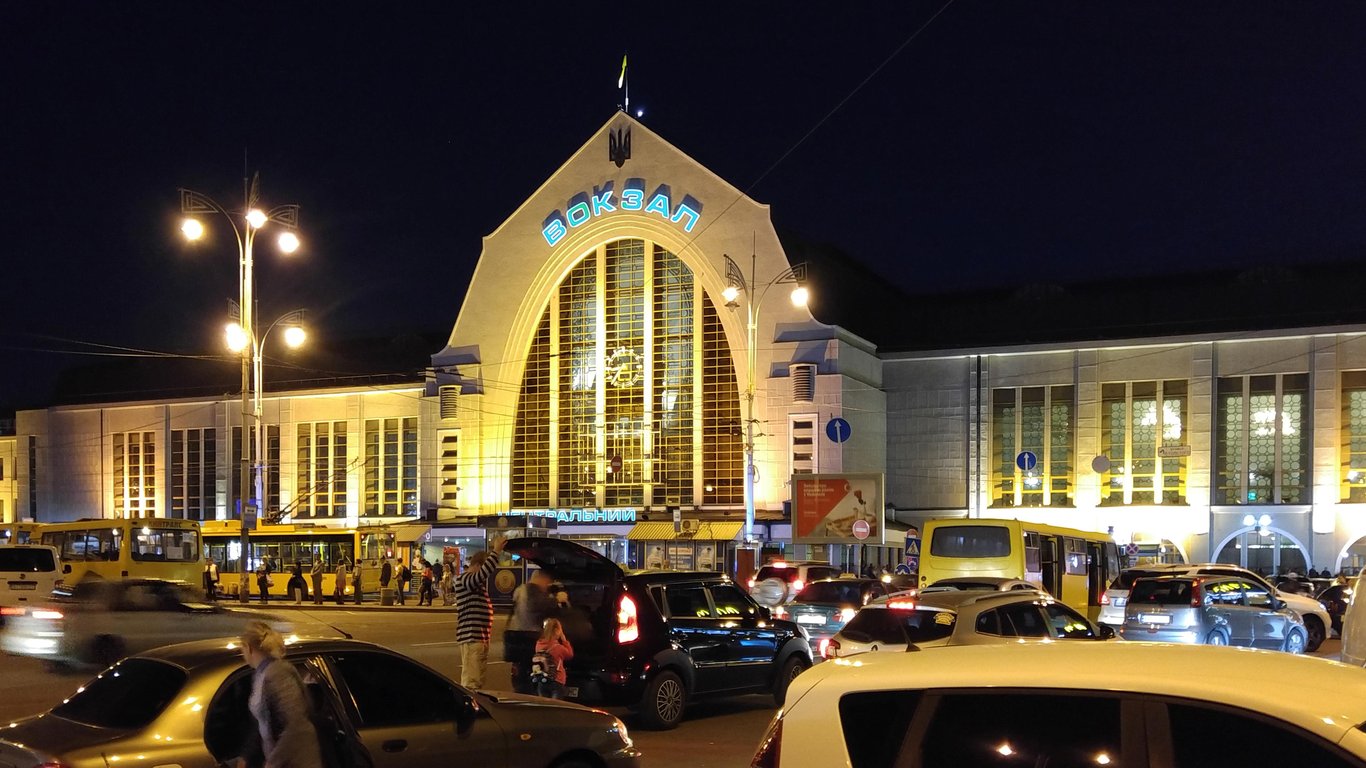 На Центральном железнодорожном вокзале Киева начали делать бустерную дозу против COVID-19