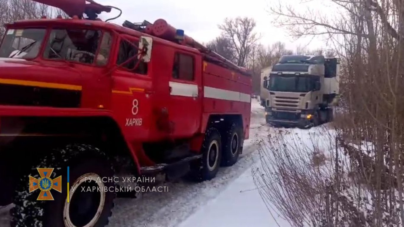 На одній з вулиць Харкова в сніговому заметі застрягла 17-тонна фура