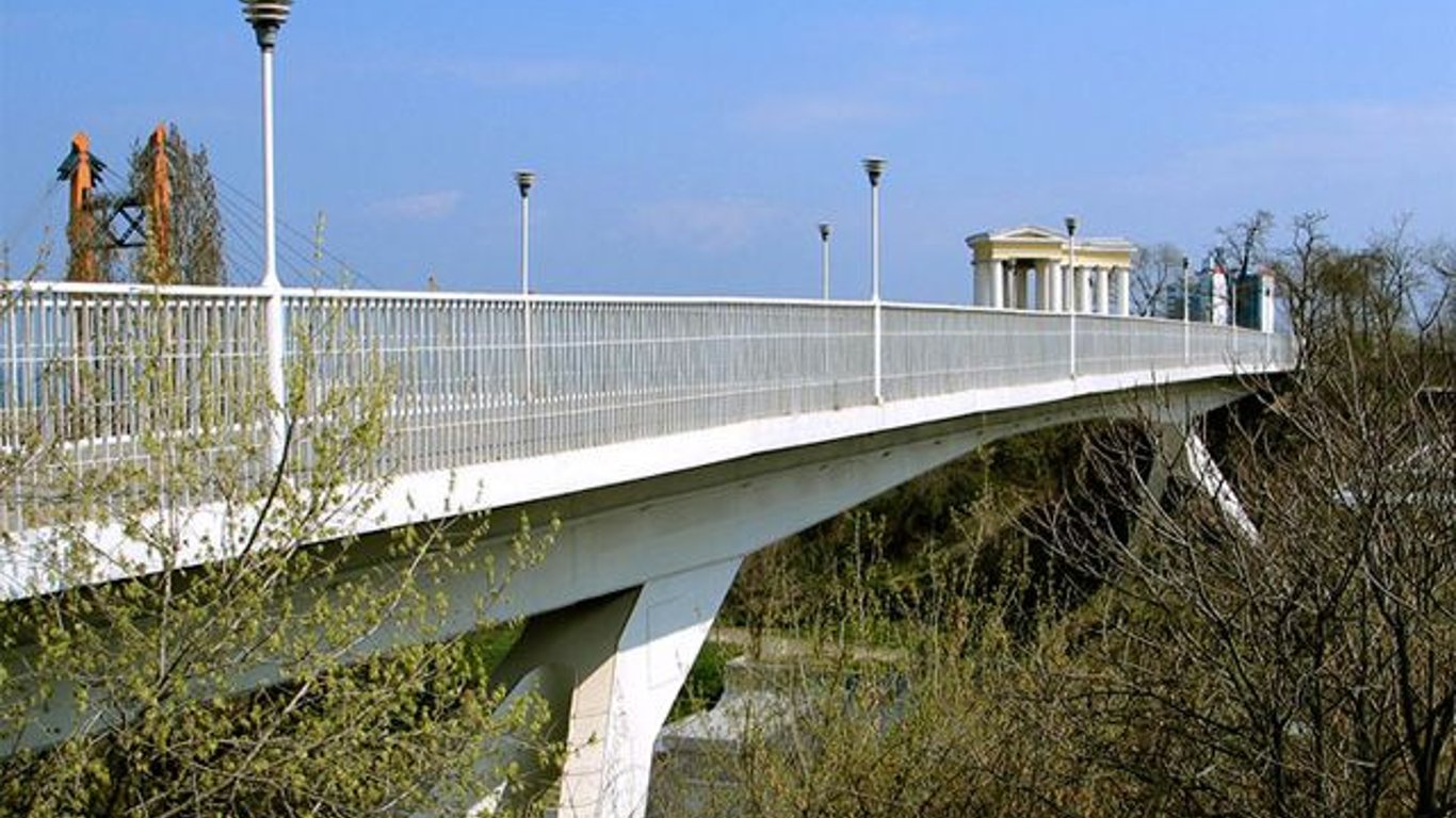 В Одессе парень повисел над дорогой с Тещиного моста
