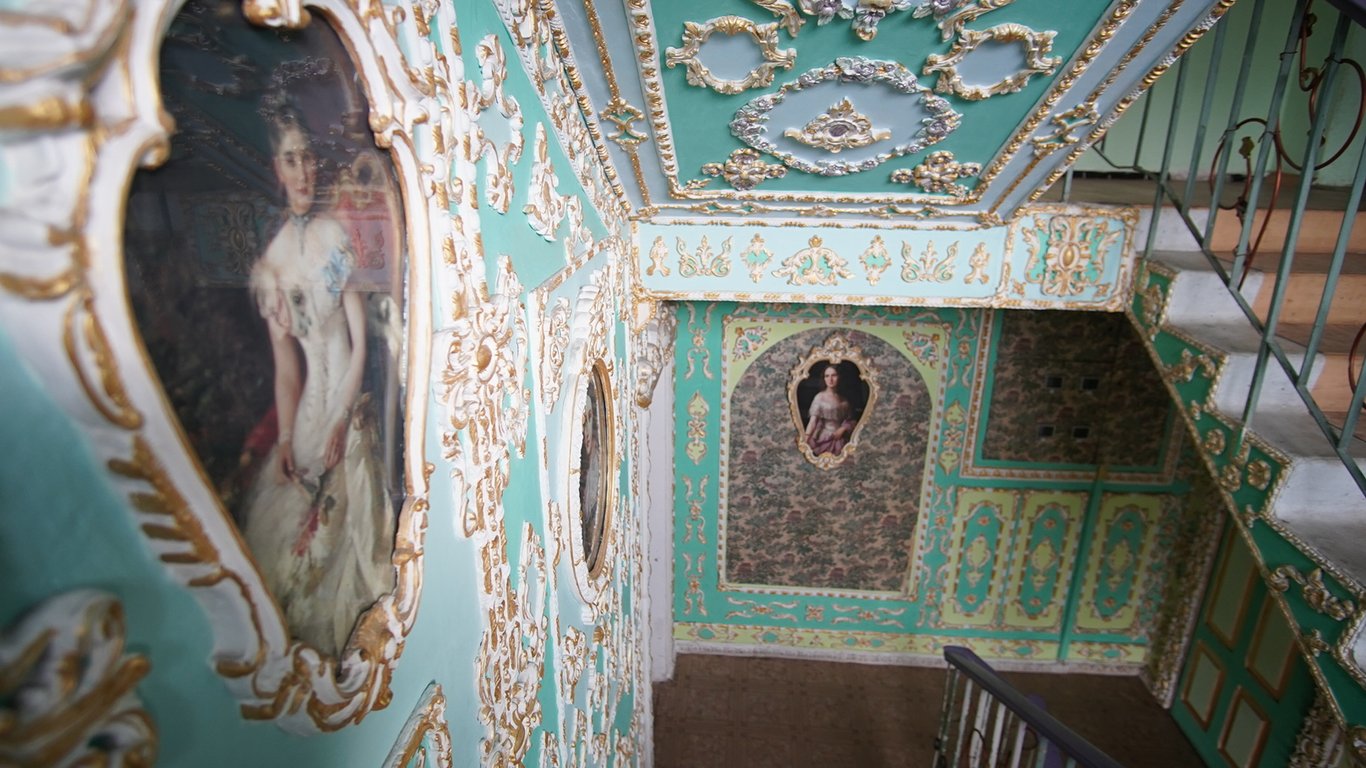 Ремонт подъезда: киевлянин украсил дом лепкой