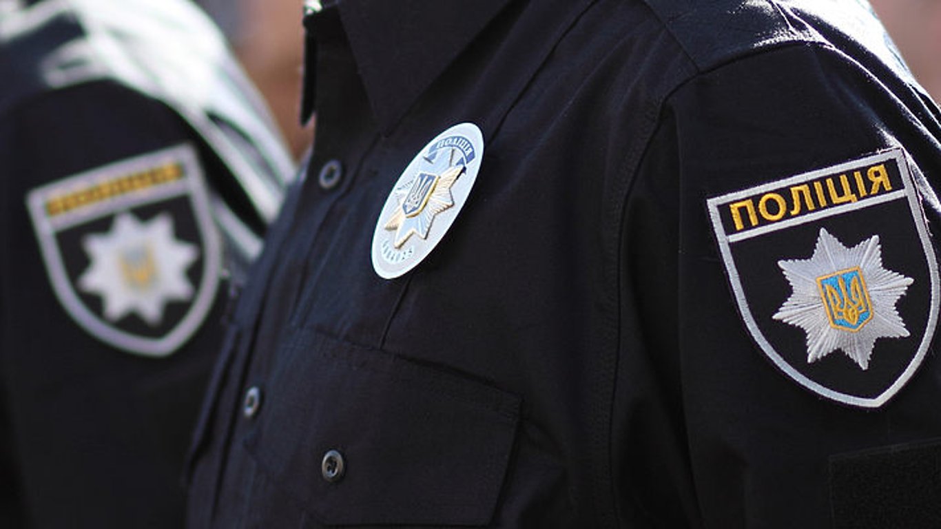Поліція в Києві - затримали чоловіків , які продавали робочі візи іноземцям
