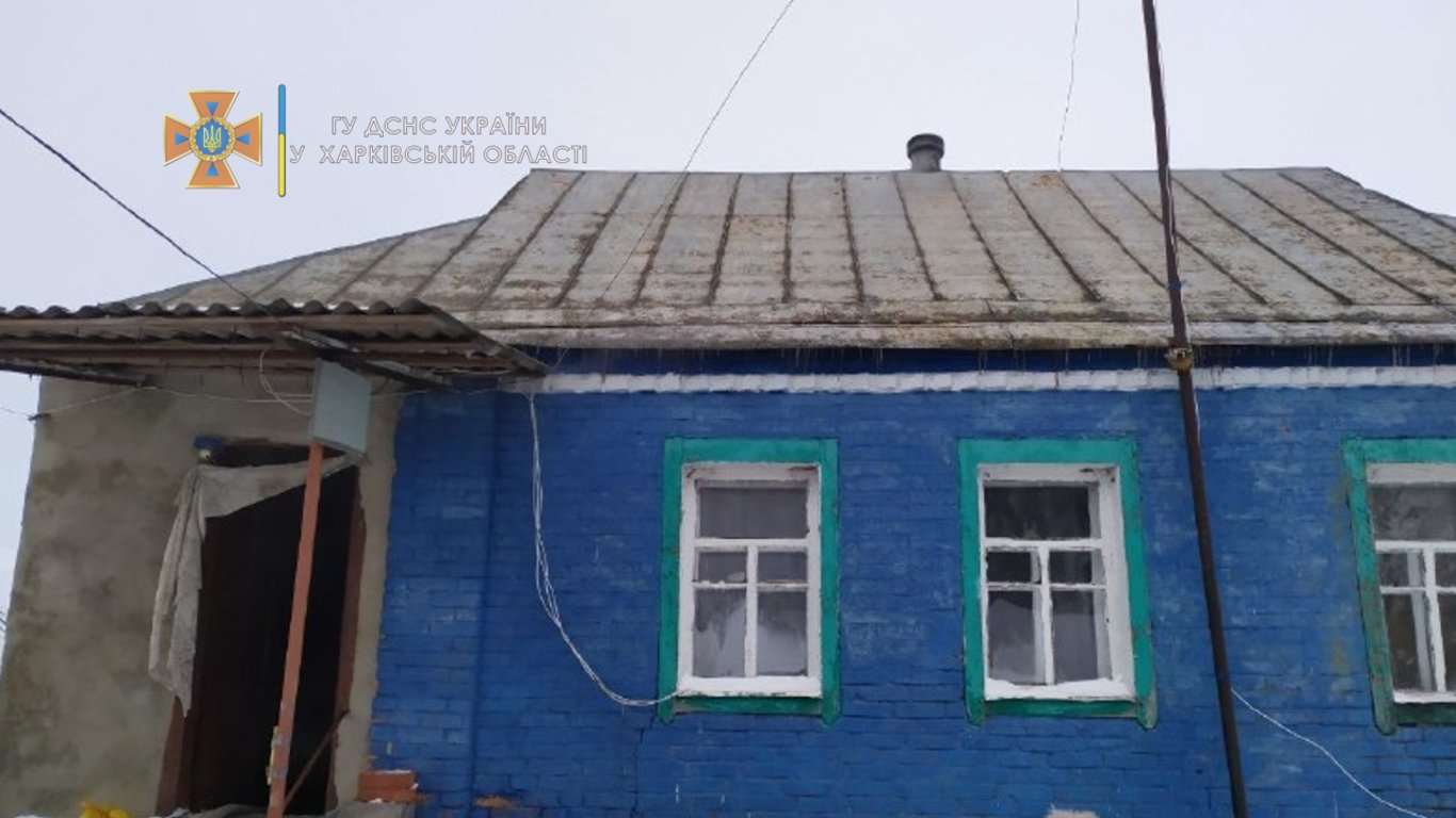 Рятувальники винесли жінку з палаючого будинку на Харківщині