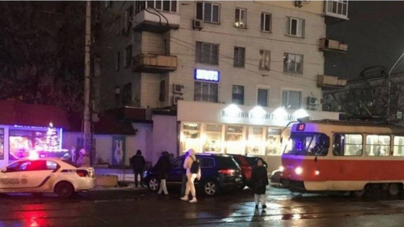 Парковка в Киеве - автомобиль перегородил движение трамваев
