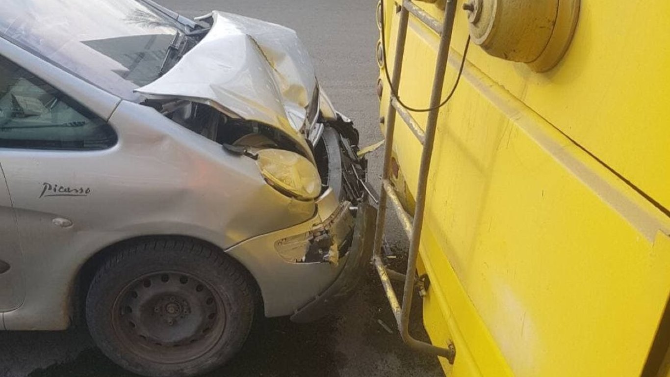 Пьяный водитель на скорости влетел в троллейбус на Оболони - Новости Киева